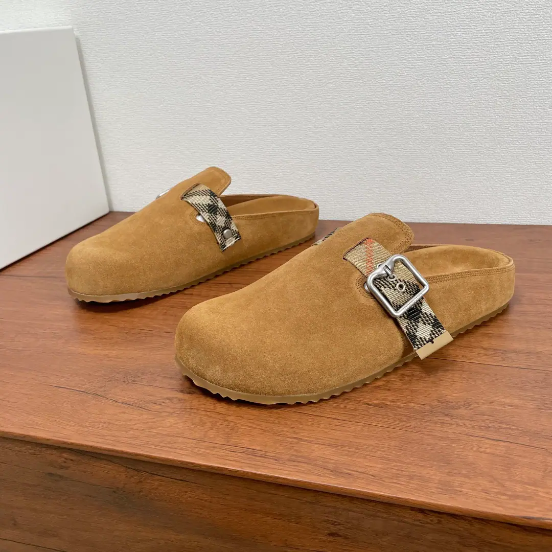 Burberry New man's leather. Urchin Half-drawn This semi-trailer shoe is made of soft, anti-featur and calf skin., & Make modifiable B Font-button Ring, A symbolic sand with decorated flowers. Burberry Gravity. Bottom of a shoe-faced package, The soles of the shoes are matched with the face., Heeling with a tattoo., The top of the surface of the wave-shaped rubber. Burberry Letter logo. Get your feet up there., Fashion leisure！Full packaged dustproof bags！ Codes: 39-40-41-42-43-44 Standard Code（38/45You're not going to be able to buy back.） Half-drawn Olive green.