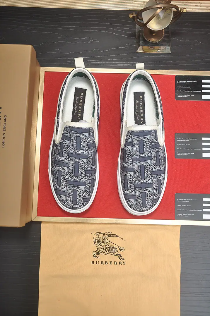 Get out of the factory. 【burberry- Boboli.】Classic low-band sneakers.｜Imported cattle skin with classic glycerine.｜In the sheep's skin.｜Original Base｜The finest things to wear are comforts. Size: 38-44（45Do it.）