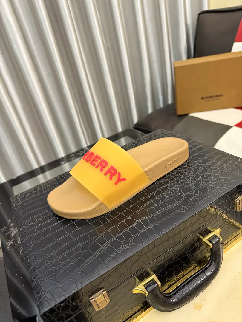 Get out of the factory.⌚⌚Burberry - Boboli slippers., Summer's new classic-cut slippers.Vintage The retro-gauge slippers. The twigs make comfort in wearing the experience. Shoe.: PVC %Heat-plastic polyurethane Shoes under the sole.: %Rubber Setup Design Sides are. Burberry Stereo-letter logo BurberryClassic-cut sandals. This classic pair of green sandals is from...Burberry (Bobley.). Design Details: Clipping, haymarketSquare Stripes, Show your toes., The side is marked with a pebbles brand., - Scalpel shoes. Size: 35-46（45, 46Do it.）