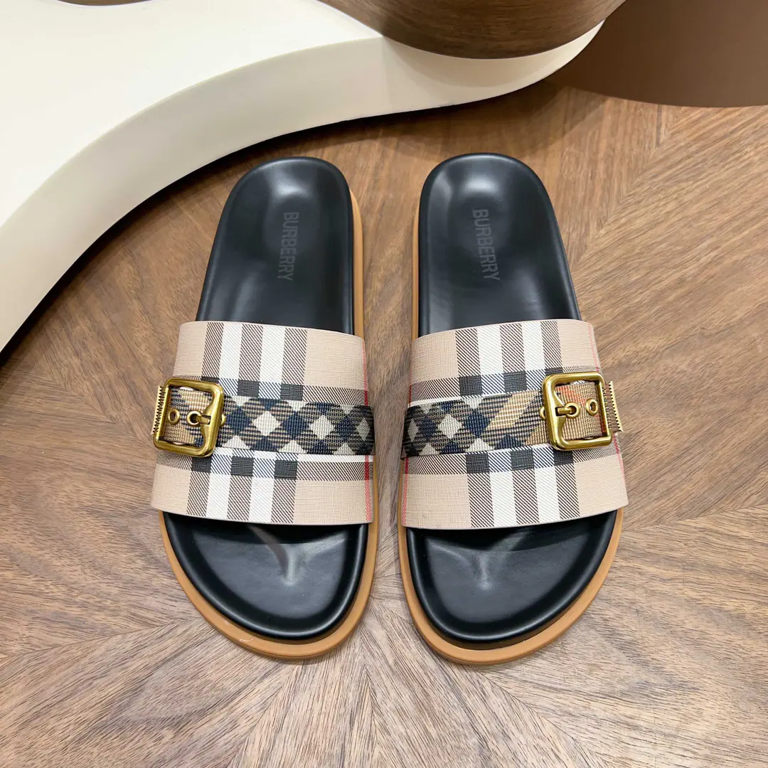 BurberryThe wind crosses with the sand. Dollar Head-decked cow skin.+MetalTBTitle, I'm so full of texture.✨ 39-44Handouts, 38/45/46Customable Multi-Current Optional, Summer shorts./Nice jeans. Comfortable, unspareable., I can wear it on a commute.