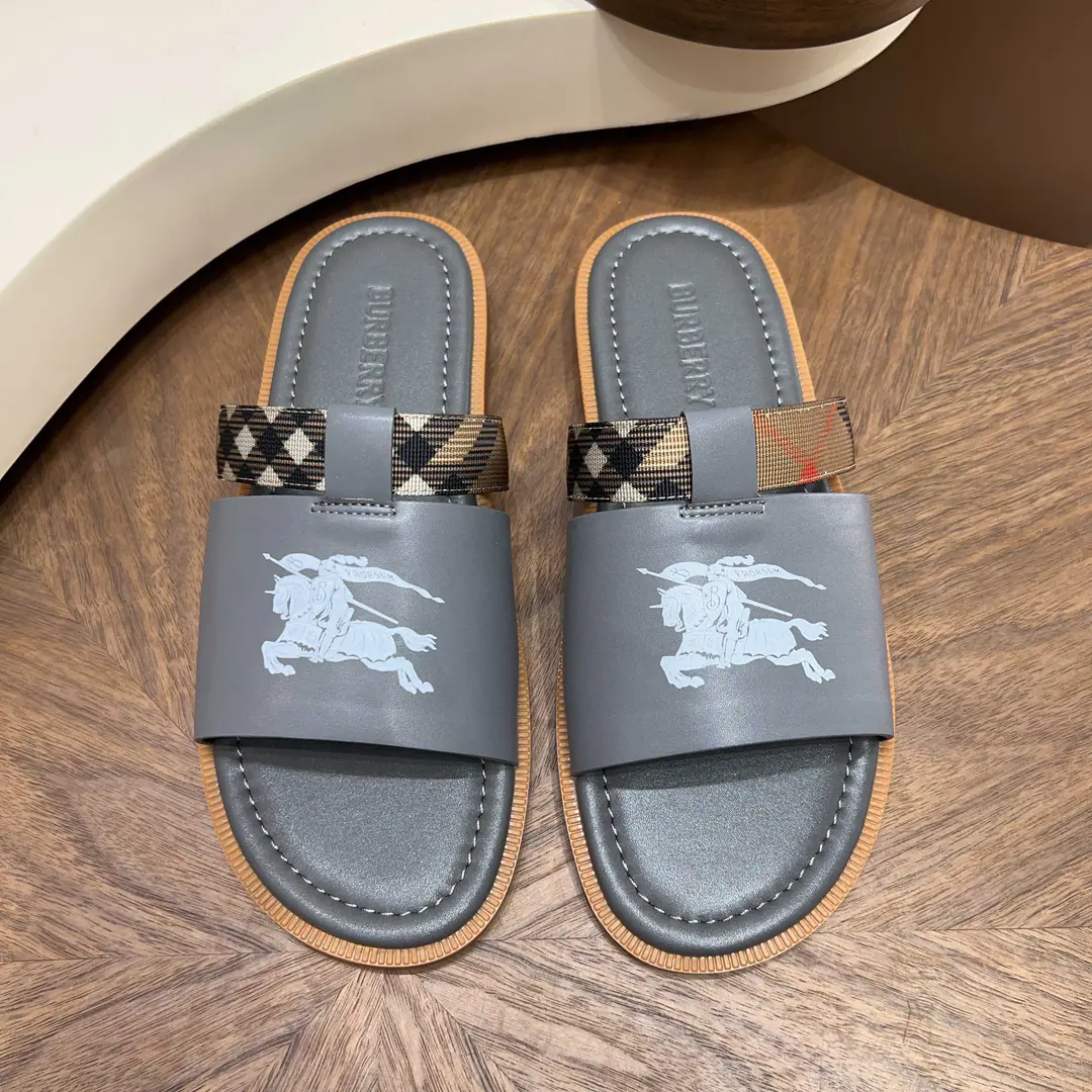 BurberryThe wind crosses with the sand. Dollar Head-decked cow skin.+MetalTBTitle, I'm so full of texture.✨ 39-44Handouts, 38/45/46Customable Multi-Current Optional, Summer shorts./Nice jeans. Comfortable, unspareable., I can wear it on a commute.