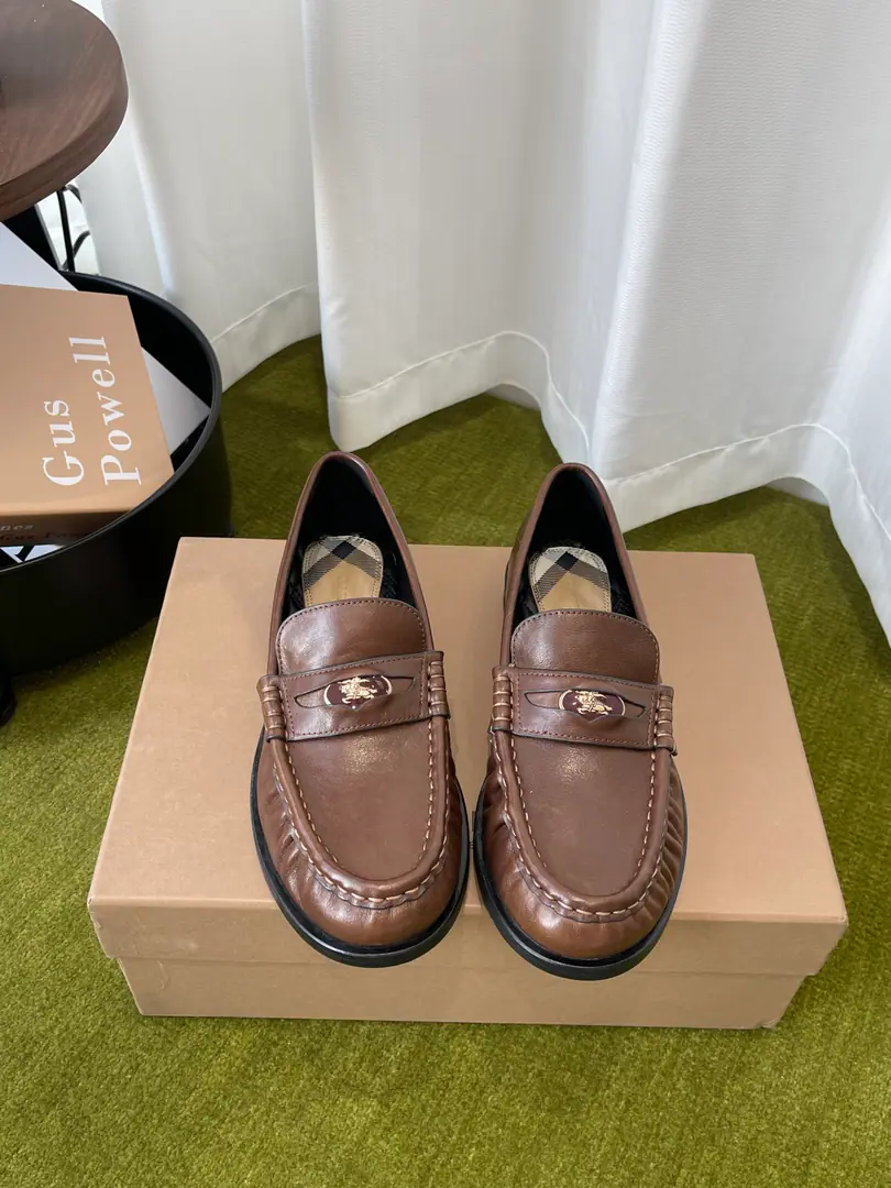 BURBERRY Bobley. - Boboli.BBR 26ss/Spring and summer, new LeFoo shoes. From the designer.Daniel Lee New new designs for LeFoo shoes. This spring and summer is a limit. The counter is very difficult to buy. The upper foot is very soft and very well-dressed. I'm so impressed with my feet. Simple old money to wear. - It's a good one. Quality control is not a worry. Recurdurdo design - A suit?, Dress., The jeans can be easily handled. Low profile and full of spirits. （ZPThe Blue Knight is a real shoe-shoe.） The shoe-faced Italian wrinkled calf skin. Import sheep's skin inside. Original custom-made hardware button Italian imports are so thick. Codes: 35-41（40.41I'll make sure I don't change it.）