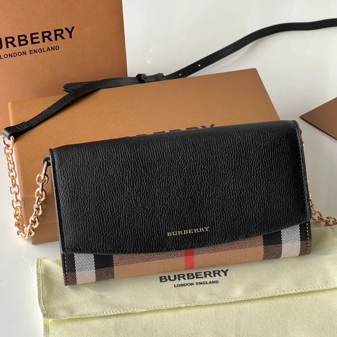 Horseferry The leather-chained leather-dealed wallet.➰【B•Home.】Original Single🇮🇹～～🎉👉With chains and leather shoulder belts.. This is a small handbag that can be used alone., Or put it in a daily bag as a wallet.. 👍Counter Quality, - I'm doing a little work.💋Physical shoot📷, 🆔🆔40482501Dimensions21cm*12cm*3cm