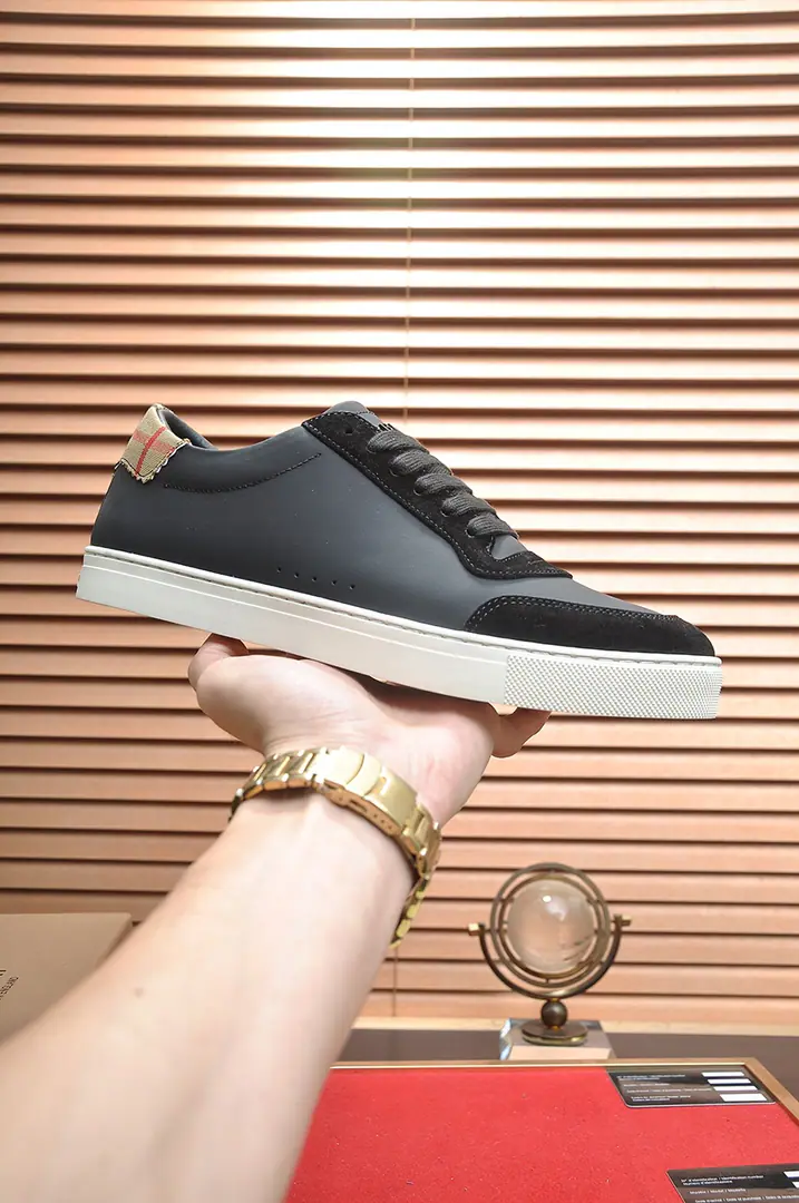 Get out of the factory. 【burberry- Boboli.】（In the cow's skin.）Classic low-band sneakers.｜Imported cattle skin with classic glycerine.｜In the cow's skin.｜Original Base｜The finest things to wear are comforts. Size: 38-44（45Do it.）