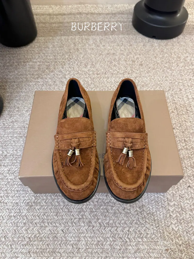 BURBERRY～Bobley., - Boboli.BBR F From the designer.Daniel Lee 26ss/Spring and summer are new to the new LeFoo shoes. A super-net red star on his feet. This spring and summer is a limit. The counter is very difficult to buy. The upper foot is very soft and very well-dressed.！I'm so impressed with my feet.！ Simple old money to wear. - It's a good one. Quality control is not a worry. Recurdurdo design, - A suit?, Dress., The jeans can be easily handled., Low profile and full of spirits. （✅ZPThe Blue Knight is a real shoe-shoe.） ✔Shoe.: Italian import of high silk revels ✔Uchi.: Import of sheep skin ✔- It's a hardware.: Original custom-made hardware button ✔Shoes under the sole.: Italian imports are so thick. ✔Codes: 35-39（40.41I'll make sure I don't change it.） （Full package）