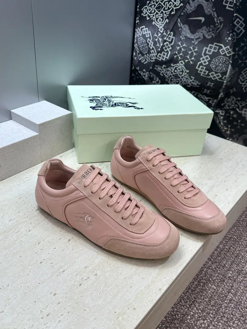 Plant prices Men+10 Burberry Bobley. 2026Spring and summer couple's new money with a leisure fashion and a sports shoe. BHome LetterlogoAcken-shoes with a 3-D embroidered flathead. Material:Shoes are imported into sheep, skin./Importing cow skin+In the skin of the watered cow.+Original OpenTpuOtsumi! Size:Female size35-41(40.41Custom without re-offer) Men39-45(45Custom without re-offer)