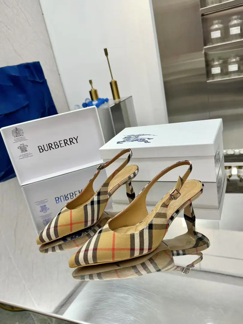 🌈🌈🌈New stuff on the shelf.☘️☘️Burberry Bob Li and..., Autumn shoes.🌺🌺🌺Channel cargo A sulfide shoe with a papolitico.🌈🌈It has to be the same.！🌺🌺The shoe face is a very special piece of Boboli., Three-line electric cushion., Original Open button, The extremely soft leather material is perfectly compatible with the two-foot curve of embroidery.. ❤️❤️Barboli's all vulcanized., The new smoothing and grinding of the bottom line is a natural display., It's not the original technology., 🍎🍎It's a tough process., Flat, Siu5.CMSimulate the skin., Codes:35~42(35.40.41.42.No re-election.)Ping, Siu