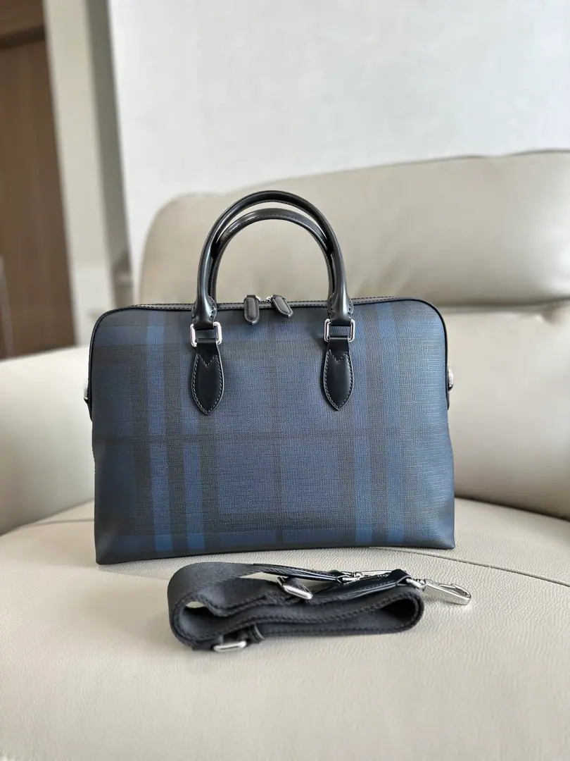 Special level BA male briefcase., Picking smoked fumes., It's a pair of luxury leather., A very inclusive version., Dimensions37 x 5.5 x 27cm Label bags and plug bags Disableable shoulder belt - The mouth is zipped. Hand painted on the edge. Glossy Metal accessories！🌟Model884155