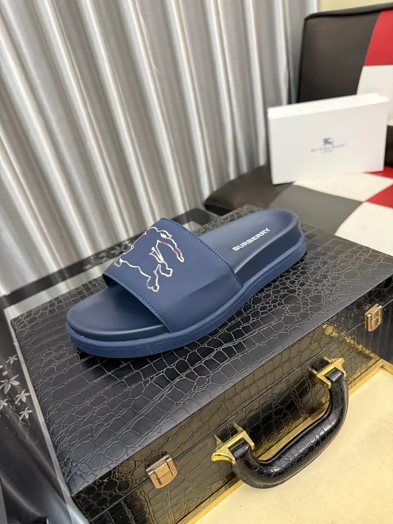 Get out of the factory.⌚⌚Burberry - Boboli slippers., Summer's new classic-cut slippers.Vintage The retro-gauge slippers. The twigs make comfort in wearing the experience. Shoe.: PVC %Heat-plastic polyurethane Shoes under the sole.: %Rubber Setup Design Sides are. Burberry Stereo-letter logo BurberryClassic-cut sandals. This classic pair of green sandals is from...Burberry (Bobley.). Design Details: Clipping, haymarketSquare Stripes, Show your toes., The side is marked with a pebbles brand., - Scalpel shoes. Size: 38-44（45Do it.）