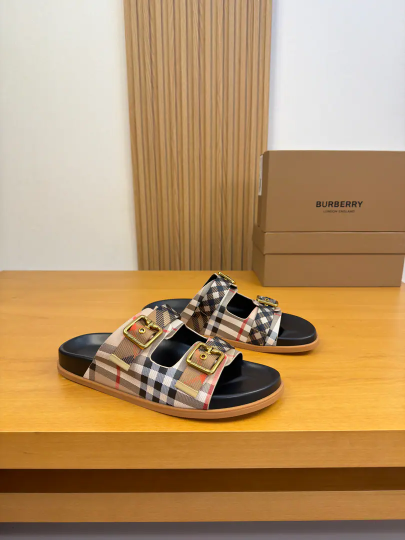 【 BURBERRY】- Boboli. High-end quality Original List·- Rhythm slippers. Shoe.: Imports🔝Brand totem.PVCSkin., Brandweaves, Brand metal buttons Otsumi!: It's so light.TPR·Rubber; Combination to the base Super-high-quality control.·- I'm doing a little work.: Highlight(High-end·- How expensive.·Slot) Size: 39-44（38, 45, 46, Make a reservation.)·BB0186