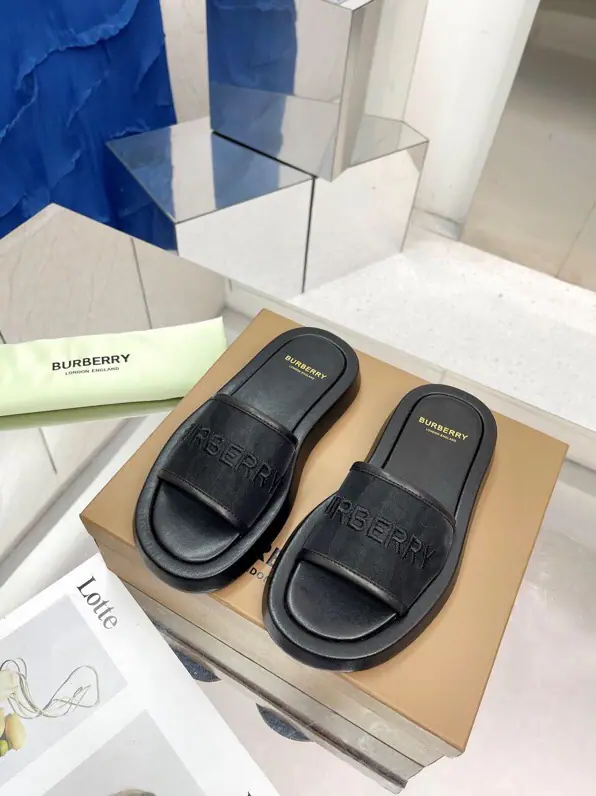 Men's clothing(39-44No re-election.44.45)🌈🌈🌈BurberryBobley.2022The year-old primed silk slippers.🔥🔥, Recite the purchase board, 🌸🌸🌸The only one who can be a big shot. 🌺🌺 ✅Fabulous.: Cotton ✅Reeb.: In the sheep's skin. 🌸🌸 ✅Otsumi!: Rubber XPU 🍎🍎✅Colours: Brown. ✅Codes: 35-40, （40.41No re-election.）