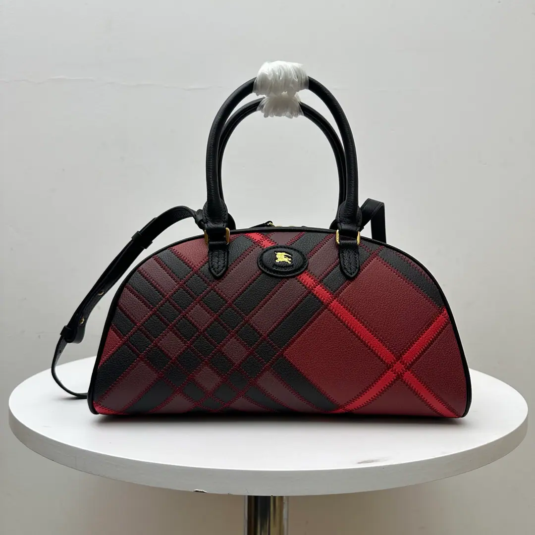 BHome's new shell bag.！The whole oxen of the tweed.！I'm gonna fit into smooth little cow leather.. It's decorated and swirled. Burberry Gravity, It's got windcoats and coatings.. A small, unincorporated, well-backed band., A knight's seal., From 1980 The collection of the old brand bags.. The front is marked with the Knight of Horses. Dimensions: 33.5✖️12.5✖️17cm.