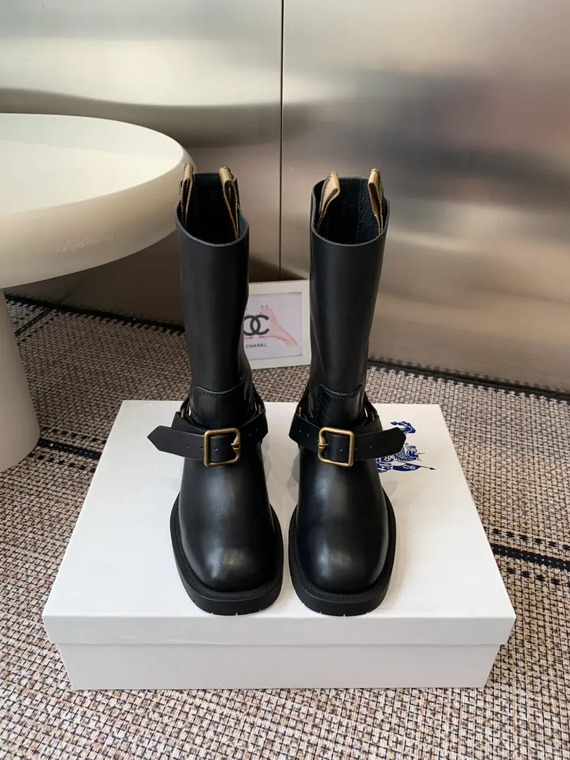 Top Version BURBERRY～- Boboli. 25ssThe autumn and winter are all new. - Middle boots. BBR From the designer.Daniel Lee Autumn and winter are all new to design. ImmoIing has a lot of red stars on her feet. This autumn and winter are restricted. The counter is very difficult to buy. Looks tough. It's really soft and very nice. I'm so impressed with my feet. The boots are wide. No matter how thick your legs are. You can wear a loose and straight leg. Punk wind is perfect. ZPBlue Knight's shoes. Skins are a little snuff for a shoe face. The insides are made of sheep. The original shoe bottom is a big, big, big, big, big, big, big, big, big, big, big, big, big, big, big, big, big, big, big, big, big, big, big, big, big, big, big, big, big, big, big, big, big, big, big, big, big, big, big, big, big, big, big, big, big, big, big, big, big, big, big, big, big, big, big, big, big, big, big, big, big, big, big, big, big, big, big, big, big, big, big, big, big, big, big, big, big, big, big, big, big, big, big, big, big, big, big, big, big, big, big, big, big, big, big, big, big, big, big, big, big, big, big, He's tall.3.5cm Codes: 35-39（40I'll make sure I don't change it.）