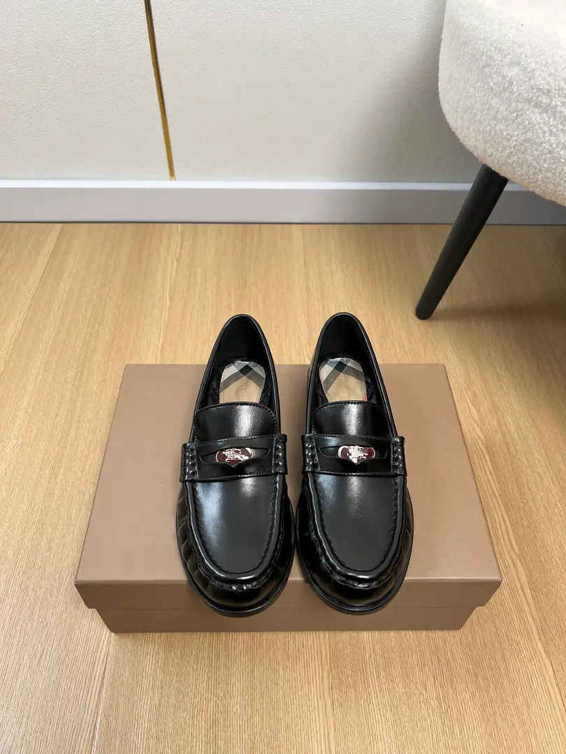 🍸Burberry - Boboli. | 2026ˢˢ 2026Spring and summer brand new. The new cabinet is the latest classic little leather shoes and leisure shoes series.〰 The details are full of leisure fashion. BBRClassic series, SelectVintageThe fabric of the tampon and the Italian leather., Very rare ingredients., Decoration brand logos press flowers, It's a very symbolic thing.！ Shoe-face custom-made ribbles, A fine piece of material., It's a nice color., The quality of the product is not strong., - It's a little bit of a work-out., by the type of soul, Sensitivity, Quality, It's all about the quality of the high quality.！ ♺Shoe.: Original import of cattle skin ♺Uchi.: Lamb skin. ♺Otsumi!: The original model of the rubber floor. ♺He's tall.: 2cm ♺Codes: 35-41 （40.41Custom） ♺Plant price