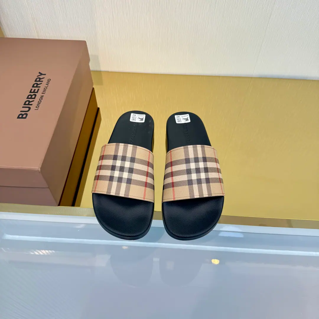 Plant price The new slipper in the counter has the branded letter-based logo., And the chief creative director. Riccardo Tisci It's... Burberry First Show Series Name「Kingdom」 Ruler Guide One to one., Pattern5DPrint Shoe.: %Environmentally friendly polyamide Shoes under the sole.: %Rubber Setup Design Codes, 36-46 The cabinet is full packaging.