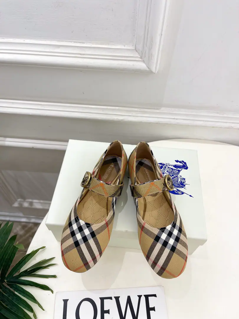 Burberry- Boboli. 2026New The classic Mary Jane's flat soles. As the most popular designer in these two years,, Simple design, The details are so clever., It's clean and unpopular.！ You don't want to see the brand., It's a little small but it's a good match., ins, Little Red Books are everywhere. ！BSOriginal 1-to-one.！ ◾️Shoe.: Original-Skin-Specific Cow-Skin ◾️Uchi.: Import mixed sheep skin ◾️Otsumi!: The original import is really big. ◾️He's tall.: Floor ◾️Codes: 35~39(40.41Make a no-refund order.） ◾️Plant price ◾️Numbering: 2608045
