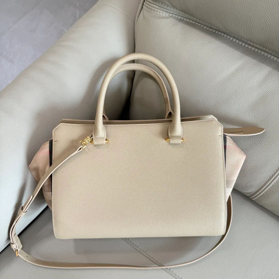 Special level BMy handbags are slanted., The classic cotton-stylish canvassing of the cow's skin., Pocket zipper design, Both sides can be convexed and expanded., Multiple backsliding., You can carry it. It's slashable.！The top is amazing., Dimensions: 32.5x23.5×14 Model4731