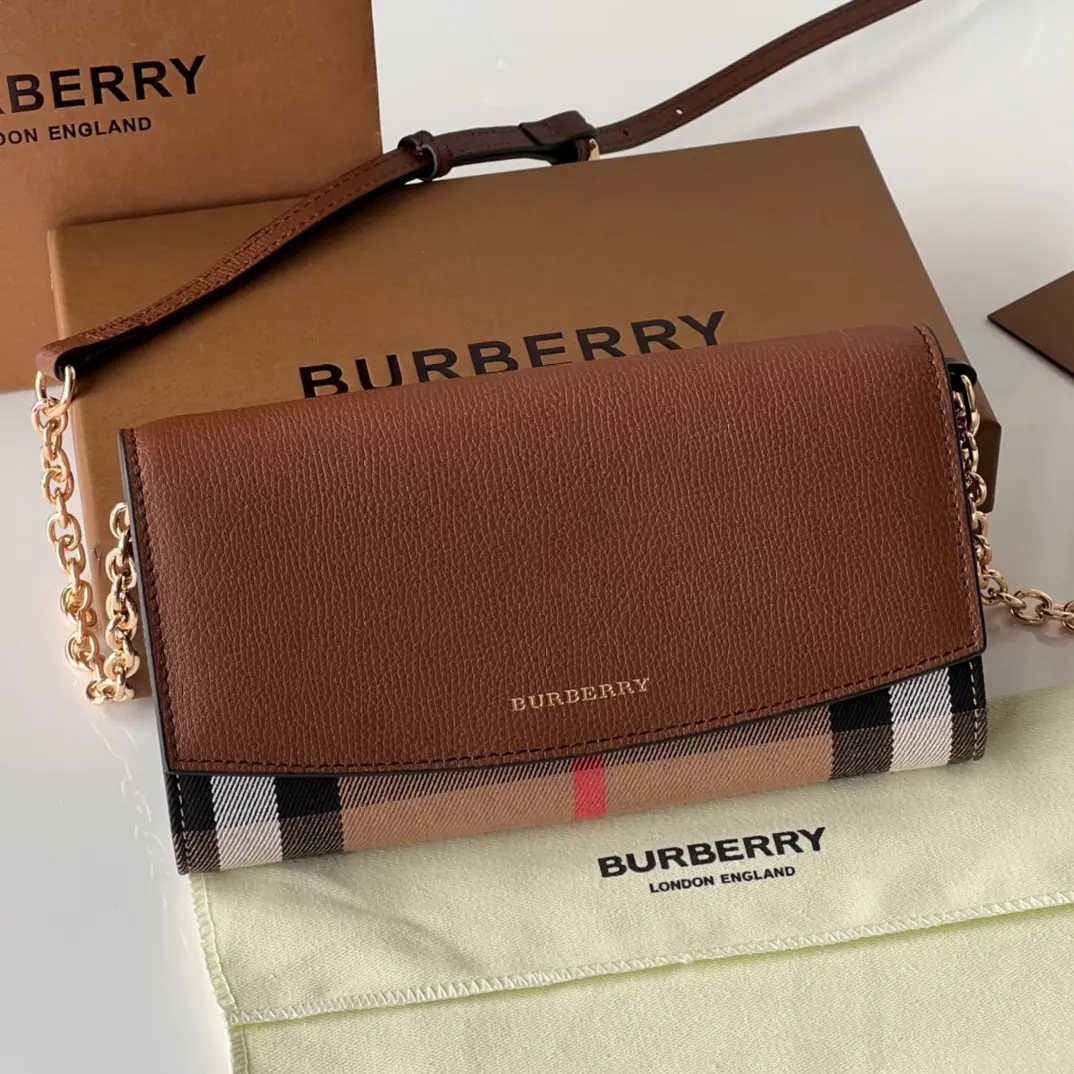 Horseferry The leather-chained leather-dealed wallet.➰【B•Home.】Original Single🇮🇹～～🎉👉With chains and leather shoulder belts.. This is a small handbag that can be used alone., Or put it in a daily bag as a wallet.. 👍Counter Quality, - I'm doing a little work.💋Physical shoot📷, 🆔🆔40482501Dimensions21cm*12cm*3cm