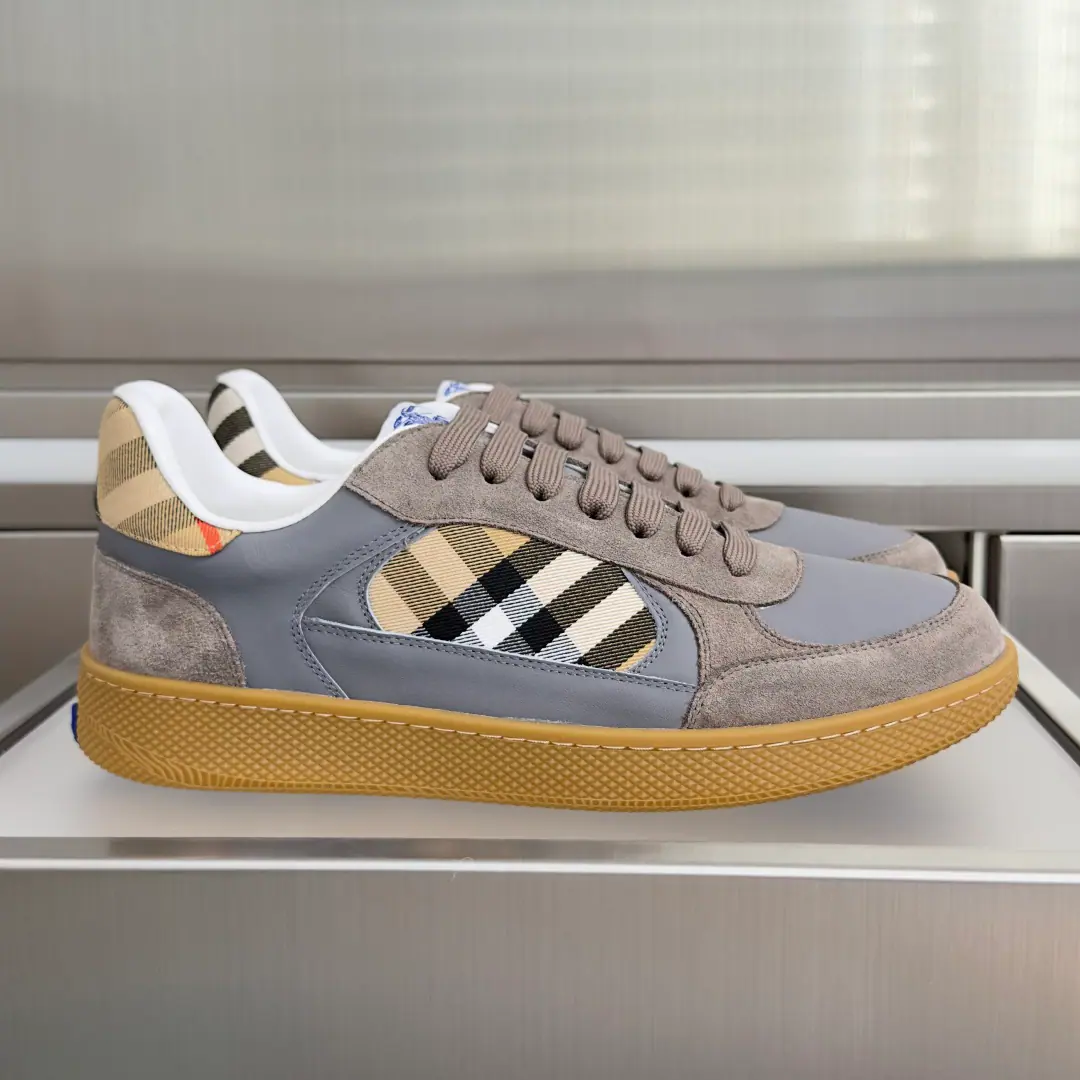 Top Version: Female /Men Burberry- Boboli. Terrace Series Couple money. Cracker Thick Leisure Sports shoes It's made of smooth little cow skin.. Matching shoe mouths and side-drawn., Decoratively Marked Sand Curding Burberry Gravity. The Knight of the Horses.（EKD）Label, The soles of the shoe are incorporated into the branding of the letters. Send a cabinet for fine packaging🛍📦 ▪️Fabulous.: Original customized head-level cattle skin ▪️Uchi.: Import into the air network. ▪️Shoes under the sole.: Original Open-Screen Double ColourTPUMaterial ▪️Bottom: 3CM ▪️Size: Female35-40 / Men39-44（Custom45