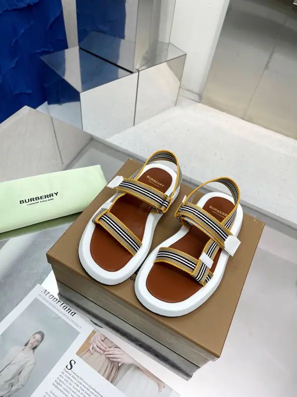 Men's clothing(39-44.No re-election.44.45)New stuff on the shelf.☘️☘️Burberry Bobley's slippers.🌺🌺🌺Channel cargo A sulfide foot, a Barboli canvas.🌈🌈The original factory manifest., It has to be the same.！🌺🌺The shoe face is a swipe of cattle with a Bolly Classic Gravity., In the skin and feet., The super soft leather material is perfect for the double-foot curve.. ❤️❤️Barboli's all vulcanized., The new smoothing and grinding of the bottom line is a natural display., It's not the original technology., 🍎🍎Process super-hard code number:35~42(40.41.42No re-election.)