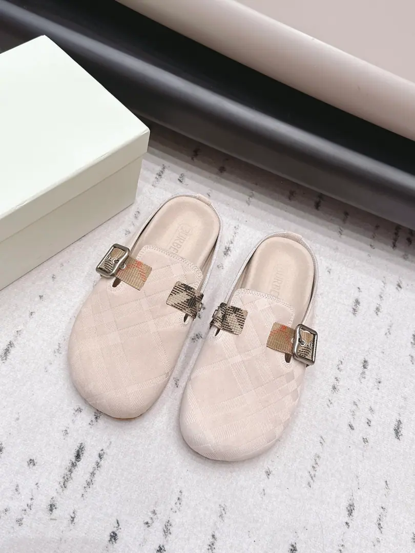 Get out of the factory.: Couples. 《Unique top version》 BURBERRY- Boboli.26vsThe couple Muller's half-trawn.…… 【A couple of moller's half-slippers.】 ♪ With a lot of red ♪, Japanese sub-purchase into original, This series will be available., I bought the whole series at a very high price., I'm just gonna get a plate.[Bomb] The soles are really big., Three real skins are made of the strips., The rubber base is really good on the market.Low, The high-end version recognizes my home.！It's been a long time., We're just getting out of here.！Just trying to be the best.🖖🏻. The original shoe box is not about atmosphere.. It's gonna be amazing.💁 ❶Fabulous.: Original custom, skin/Pumping process ❷Uchi.: Original customized sheep skin ❸Foot.: Original customized sheep skin ❹Shoes under the sole.: Original open-up double-colour background ❺Packaging: Original package ❻Codes: 36-44（Women35.41.Men39.45.Custom） ☀Colours:Synchronise update of the network