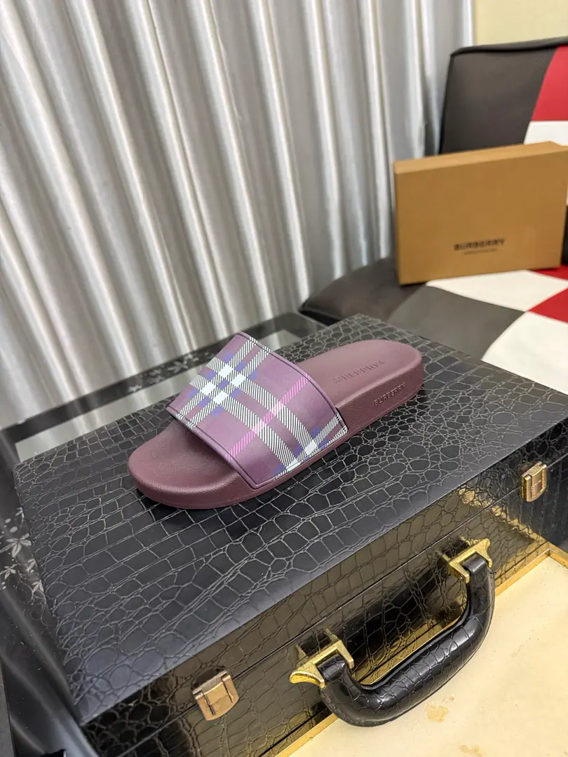 Get out of the factory.⌚⌚Burberry - Boboli slippers., Summer's new classic-cut slippers.Vintage The retro-gauge slippers. The twigs make comfort in wearing the experience. Shoe.: PVC %Heat-plastic polyurethane Shoes under the sole.: %Rubber Setup Design Sides are. Burberry Stereo-letter logo BurberryClassic-cut sandals. This classic pair of green sandals is from...Burberry (Bobley.). Design Details: Clipping, haymarketSquare Stripes, Show your toes., The side is marked with a pebbles brand., - Scalpel shoes. Size: 35-46（45, 46Do it.）