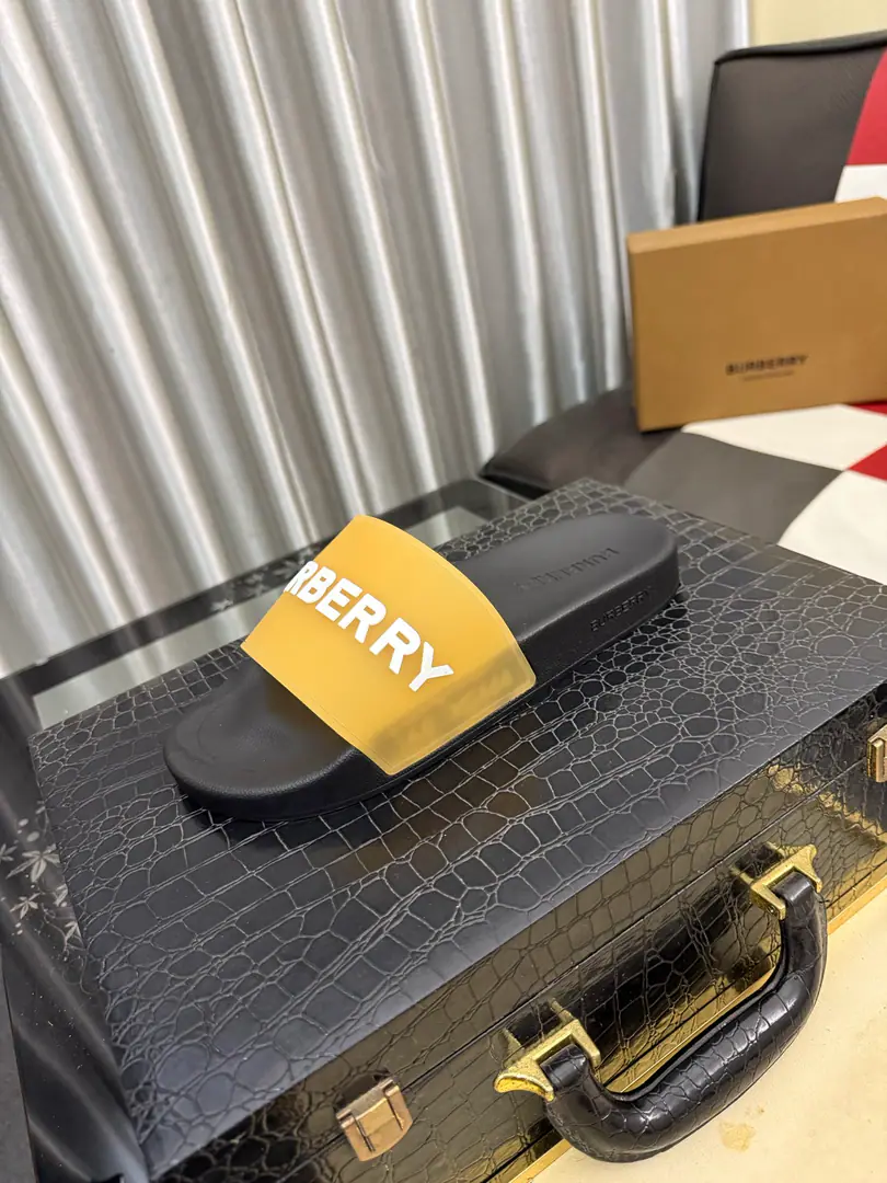 Get out of the factory.⌚⌚Burberry - Boboli slippers., Summer's new classic-cut slippers.Vintage The retro-gauge slippers. The twigs make comfort in wearing the experience. Shoe.: PVC %Heat-plastic polyurethane Shoes under the sole.: %Rubber Setup Design Sides are. Burberry Stereo-letter logo BurberryClassic-cut sandals. This classic pair of green sandals is from...Burberry (Bobley.). Design Details: Clipping, haymarketSquare Stripes, Show your toes., The side is marked with a pebbles brand., - Scalpel shoes. Size: 35-46（45, 46Do it.）
