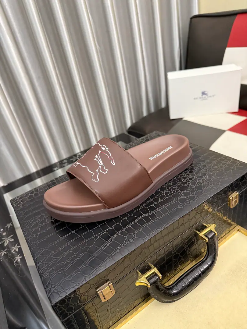 Get out of the factory.⌚⌚Burberry - Boboli slippers., Summer's new classic-cut slippers.Vintage The retro-gauge slippers. The twigs make comfort in wearing the experience. Shoe.: PVC %Heat-plastic polyurethane Shoes under the sole.: %Rubber Setup Design Sides are. Burberry Stereo-letter logo BurberryClassic-cut sandals. This classic pair of green sandals is from...Burberry (Bobley.). Design Details: Clipping, haymarketSquare Stripes, Show your toes., The side is marked with a pebbles brand., - Scalpel shoes. Size: 38-44（45Do it.）