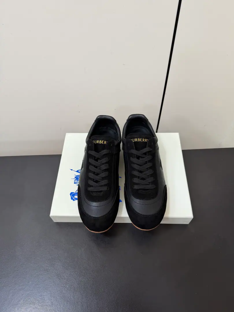 Men Burberry- Boboli.Knight Runner Series Couple money. Leisure Sports shoes - Tetsu. Knight Runner Sports shoes, A brand-marked new thing., Show currentline-like contour and simple appearance. It's made of the anti-feather leather., It's a work of art in Italy.. Low-pitched, A low profile, a symbol of the Knight of Horses.（EKD）Embroidery, Heel decoration. Burberry Gear Ripple Details. Light rubber soles are integrated into the grid stripes., I'm gonna get my bottom grip. Send a cabinet for fine packaging Fabulous.: Original customized head-level cattle skin Uchi.: Imports of soft sheep skins Shoes under the sole.: Original modeling of slide-resistant rubber material Bottom: 2CM Size: 35-45（Women40Men45Custom without re-offer）