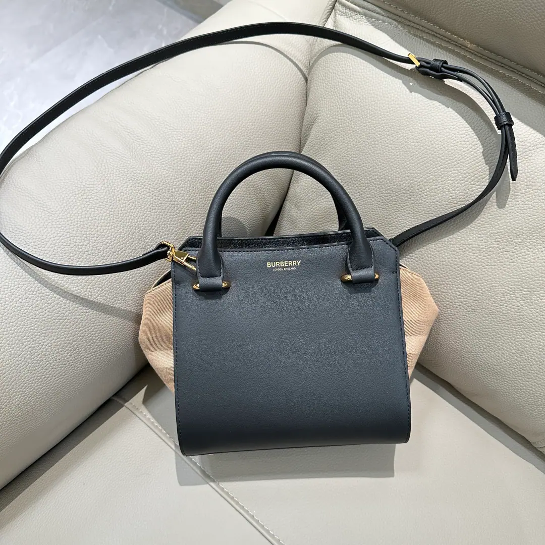 Special level BMy handbags are slanted., The classic cotton-stylish canvassing of the cow's skin., Pocket zipper design, Both sides can be convexed and expanded., Multiple backsliding., The top is amazing., Dimensions: 21/20/13