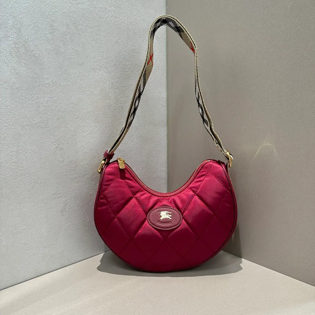 Special level New paragraph Horseshoe Tilt backpack, I'm inspired by the English language.. It's a sculpted nylon., Decorate New Seasonal Swirl Burberry Gravity. I'm in the same color leather side and knight seal., From 1980The collection of the old brand bags.. With a stylish rectangular shoulder belt., Switch shoulder and slant backshows with your heart.. Dimensions: 23.5*18*7