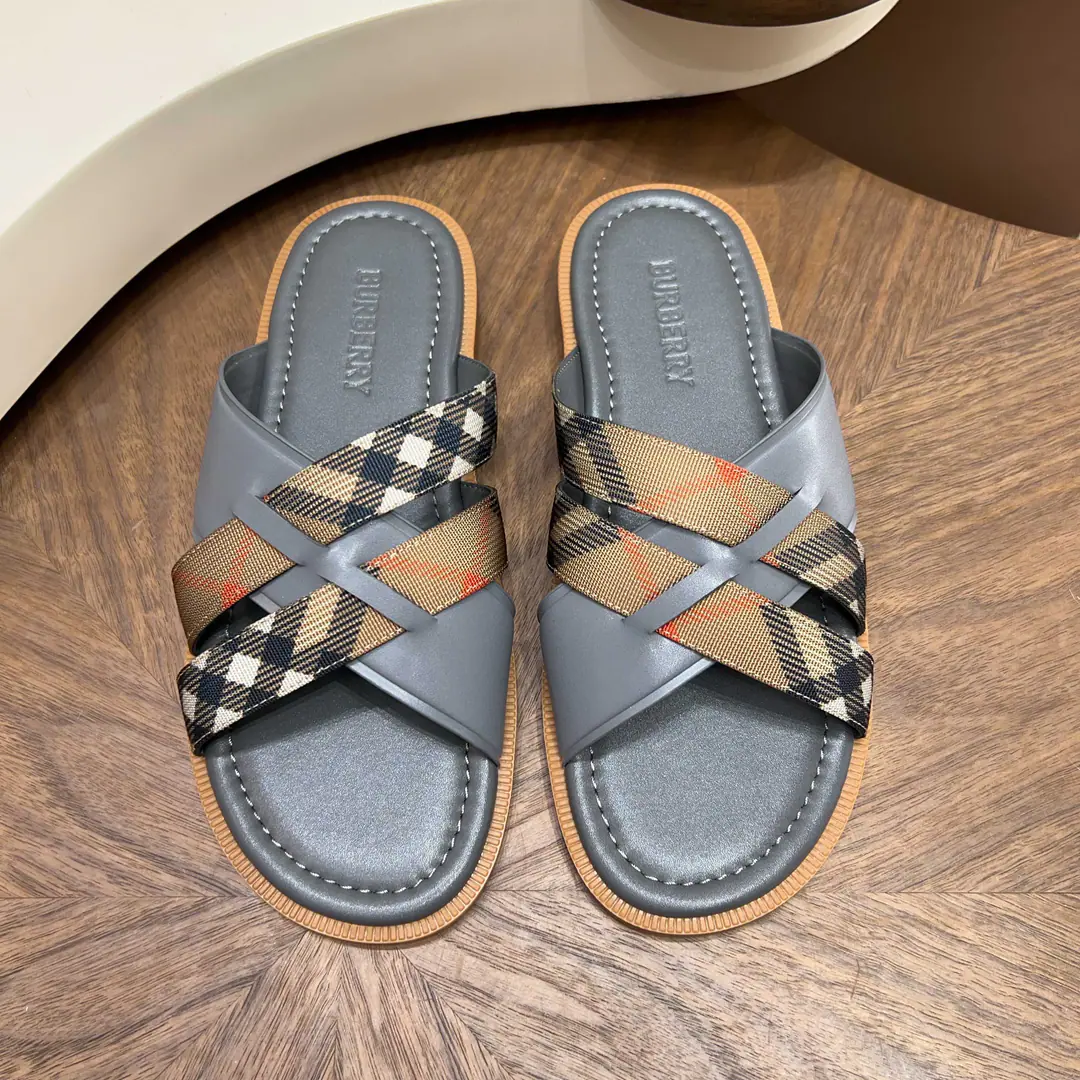 BurberryThe wind crosses with the sand. Dollar Head-decked cow skin.+MetalTBTitle, I'm so full of texture.✨ 39-44Handouts, 38/45/46Customable Multi-Current Optional, Summer shorts./Nice jeans. Comfortable, unspareable., I can wear it on a commute.
