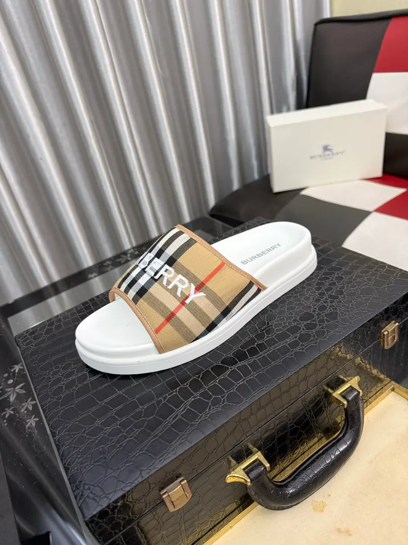 Get out of the factory.⌚⌚Burberry - Boboli slippers., Summer's new classic-cut slippers.Vintage The retro-gauge slippers. The twigs make comfort in wearing the experience. Shoe.: PVC %Heat-plastic polyurethane Shoes under the sole.: %Rubber Setup Design Sides are. Burberry Stereo-letter logo BurberryClassic-cut sandals. This classic pair of green sandals is from...Burberry (Bobley.). Design Details: Clipping, haymarketSquare Stripes, Show your toes., The side is marked with a pebbles brand., - Scalpel shoes. Size: 38-46（45, 46Do it.）