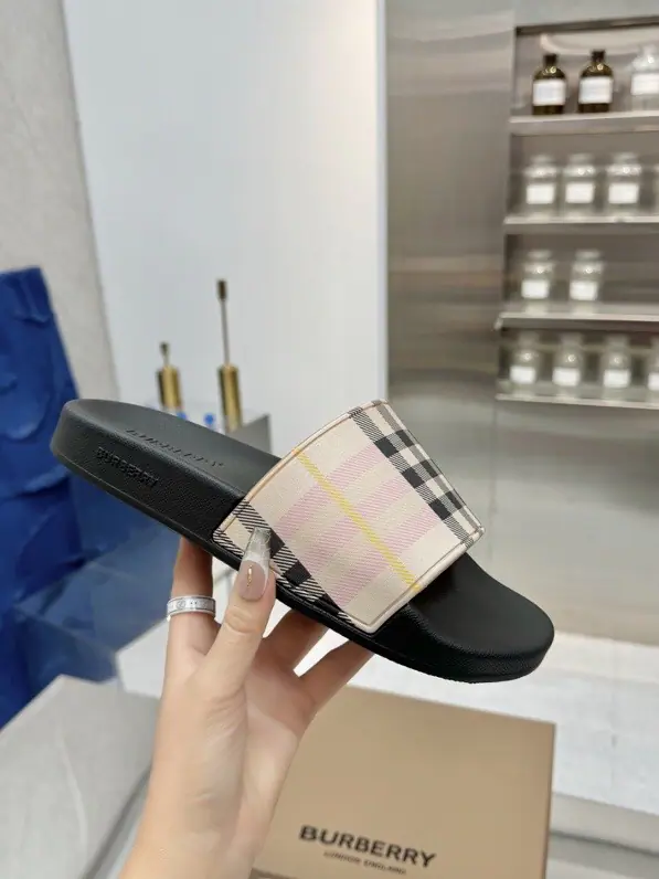 🌈🌈🌈New stuff on the shelf., ☘️☘️- Boboli.🔥The new slipper in the counter has the branded letter-based logo., And the chief creative director. Riccardo Tisci It's... Burberry First Show Series Name「Kingdom」 Ruler Guide One to one., 🍎🍎Pattern5DPrint, Shoe.: %Skin..Skin., 🎉🎉Shoes under the sole.: %Rubber Setup Design Codes, 36-46