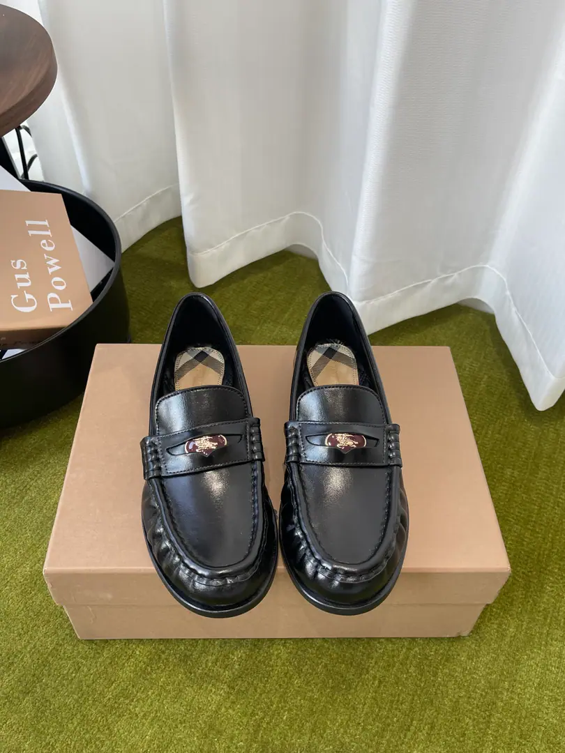 BURBERRY Bobley. - Boboli.BBR 26ss/Spring and summer, new LeFoo shoes. From the designer.Daniel Lee New new designs for LeFoo shoes. This spring and summer is a limit. The counter is very difficult to buy. The upper foot is very soft and very well-dressed. I'm so impressed with my feet. Simple old money to wear. - It's a good one. Quality control is not a worry. Recurdurdo design - A suit?, Dress., The jeans can be easily handled. Low profile and full of spirits. （ZPThe Blue Knight is a real shoe-shoe.） The shoe-faced Italian wrinkled calf skin. Import sheep's skin inside. Original custom-made hardware button Italian imports are so thick. Codes: 35-41（40.41I'll make sure I don't change it.）