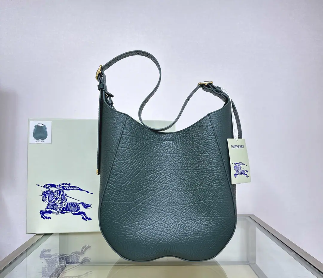 Special level【Daniel Lee New】Chess - A shoulder bag. Modifiable leather shoulder belt Open Portfolio Design, Combining magnet buttons open. Hand-off zipper to take the bag., Hand painted on the edge. Lass Metals accessories, The bag is loaded. BurLetter logo presses flowers Dimensions30x9×33cm Model5781