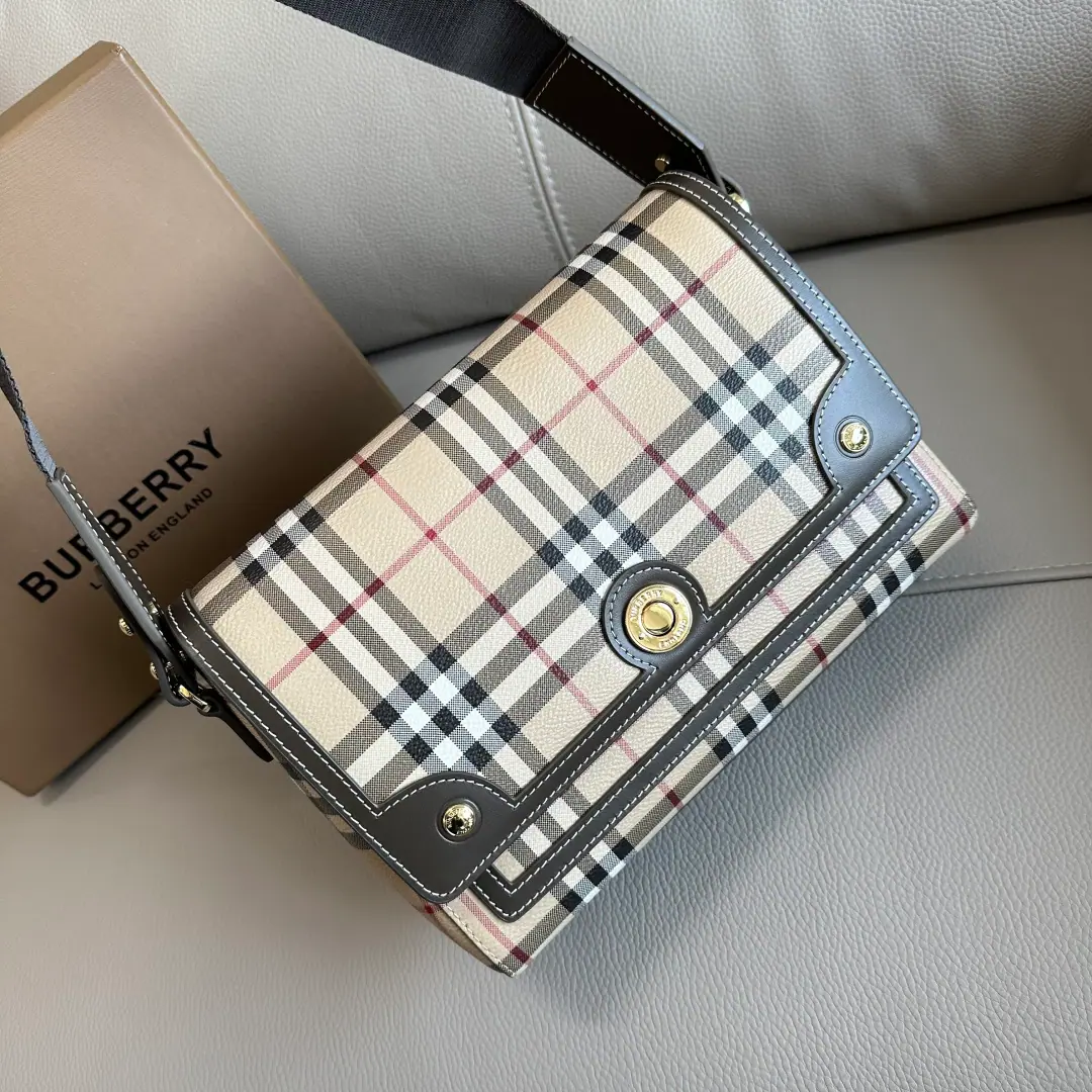 Special level BHome's latest slant backpack., I'm going to build it with a coating cotton mixer., It's a work of art in Italy.. Decoration Burberry Gravity stamp, Matching cotton liners. I'm gonna blend in with a smooth little cow's skin., Brand logo. Crawl.. Slanting back., Or the use of a detachable shoulder belt to make shoulder sizes.25 x 8.5x 18cm.Model9061