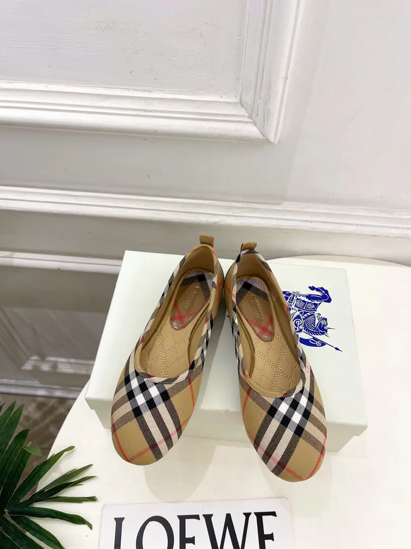 Burberry- Boboli. 2026New The ancient classics of the blue-cut ballet shoes. As the most popular designer in these two years,, Simple design, The details are so clever., It's clean and unpopular.！ You don't want to see the brand., It's a little small but it's a good match., ins, Little Red Books are everywhere. ！BSOriginal 1-to-one.！ ◾️Shoe.: Original-Skin-Specific Cow-Skin ◾️Uchi.: Import mixed sheep skin ◾️Otsumi!: The original import is really big. ◾️He's tall.: Floor ◾️Codes: 35~39(40.41Make a no-refund order.） ◾️Plant price ◾️Numbering: 2608045