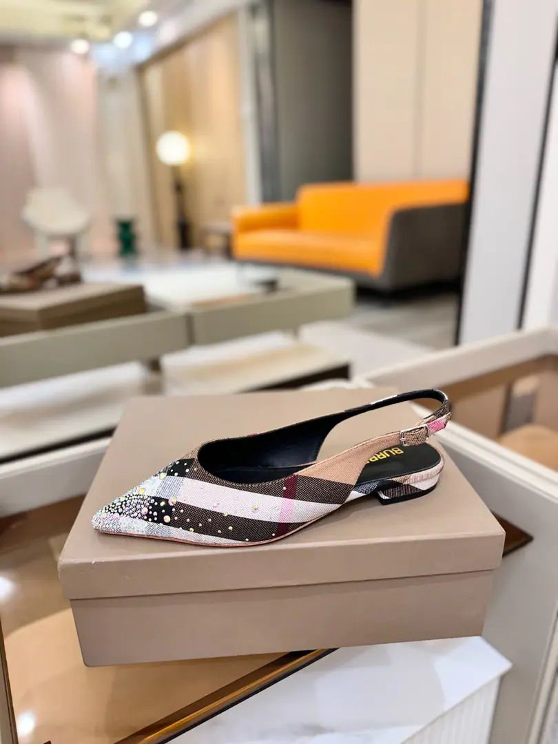 Burberryy Bobley. 𝑩𝒖𝒓𝒃𝒆𝒓𝒓𝒚𝒚 💝 👠 𝘽𝙪𝙧𝙗𝙚𝙧𝙧𝙮𝙮 Bobley. The exclusive is playing the flats. A lazy, elegant, understanding style. 💋Pointy sandals. 🎉BURBERRYBobley England.🇬🇧Luxury brands, Original1:1Copy, Synchronize new cabinets A smooth-ground sandal with grace., Decoration branding pattern. 🆕🆕🆕 ✅Fabulous.: Original Gear ✅Otsumi!: The original is really a big one. ✅He's tall.: 1𝙘𝙢 ✅Codes: 𝟑𝟒-𝟒𝟏（𝟑𝟒.𝟒𝟎.𝟒𝟏Do it.）