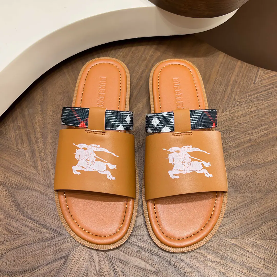 BurberryThe wind crosses with the sand. Dollar Head-decked cow skin.+MetalTBTitle, I'm so full of texture.✨ 39-44Handouts, 38/45/46Customable Multi-Current Optional, Summer shorts./Nice jeans. Comfortable, unspareable., I can wear it on a commute.