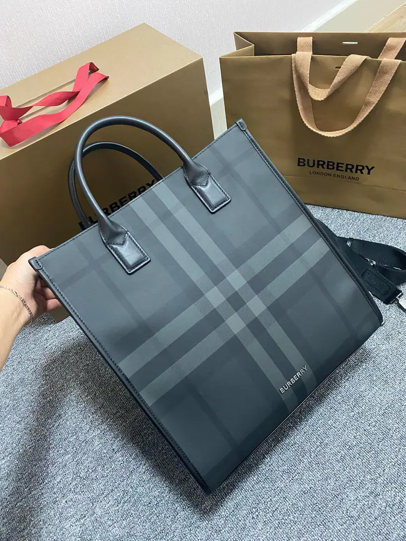 BThe latest Tot bag., The big-sized textures and the black-line leather., The dynamic is branded as a symbol.. Disableable shoulder belt, Enhancing relevance. 35.5 x 15 x 37.5cm
