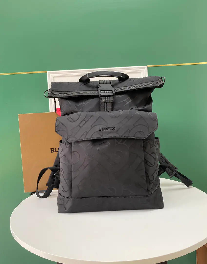 Special level BA double shoulder bag. The fabrics are made of recycled polyester fibres and cotton veils., Decoration Thomas BurProprietary ID pattern up, A microscript with a skin of cattle and a color line., nylon details and brand logos on the net.. 36 x 19x 58