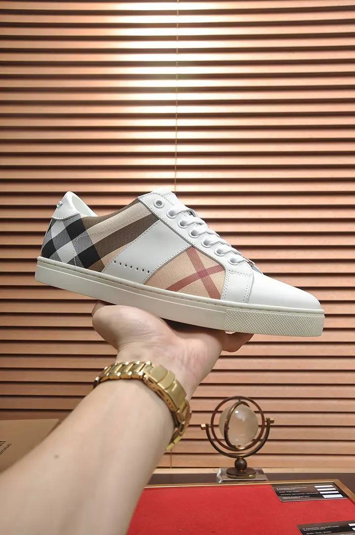 Get out of the factory. 【burberry- Boboli.】（In the cow's skin.）Classic low-band sneakers.｜Imported cattle skin with classic glycerine.｜In the cow's skin.｜Original Base｜The finest things to wear are comforts. Size: 38-44（45Do it.）