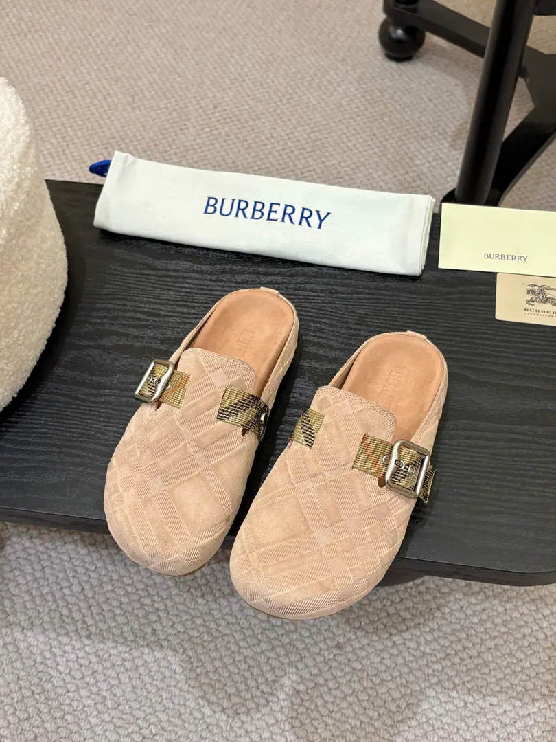 The male.,Female Dollar！ Burberry2025 Brickham slippers out of the oven., It's made of soft anti-featur., It's a work of art in Italy.. I'm putting a lot of pressure on the grid., The soles of the pressurized shoes., It's a top-end logo.. & Make modifiable B Font-button Ring, A symbolic sand with decorated flowers. Burberry Gravity. ✅Fabulous.: Counter-featur. ✅Reeb.: In silk cow. ✅Otsumi!: TPU ✅Colours: Black, Brown., Pink, Almond.4Colour Optional ✅Codes: Men and women35-45（35,45Custom）