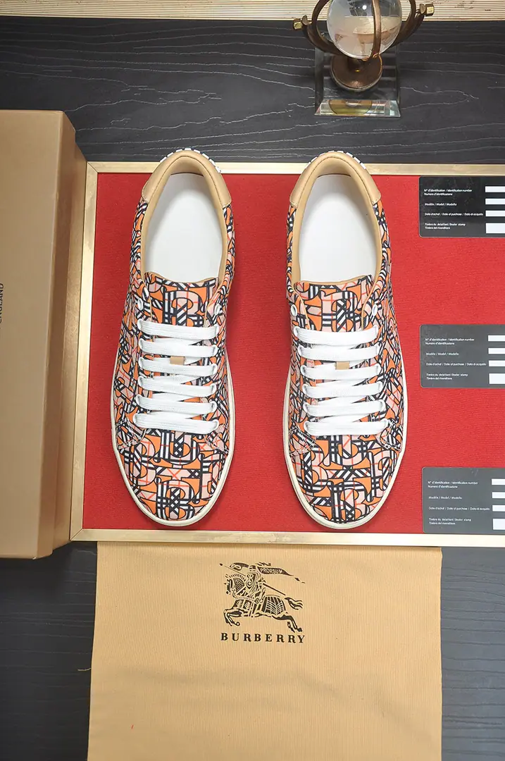 Get out of the factory. 【burberry- Boboli.】（In the cow's skin.）Classic low-band sneakers.｜Imported cattle skin with classic glycerine.｜In the cow's skin.｜Original Base｜The finest things to wear are comforts. Size: 38-44（45Do it.）