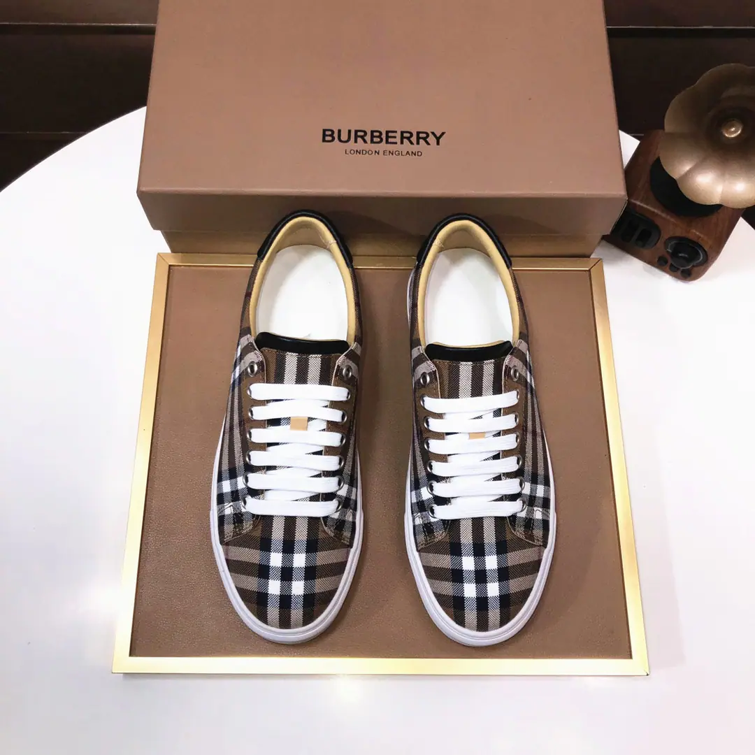 Plant 【burberry- Boboli.】Classic low-band sneakers.｜Imported cattle skin with classic glycerine.｜In the sheep's skin.｜Original Base｜The finest things to wear are comforts. Size: 38-44（45Do it.）