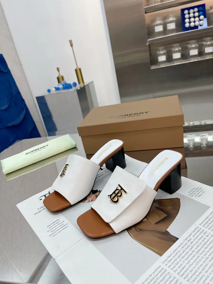 🌈🌈🌈New stuff on the shelf.☘️☘️Burberry Boboli's a rough guy., Flat slippers.🌺🌺🌺Channel cargo A sulfide slipper with a papolis.🌈🌈It has to be the same.！🌺🌺The shoe face is made of a Barboli cow., In the skin and feet., Original Open button, The extremely soft leather material is perfectly compatible with the two-foot curve of embroidery.. ❤️❤️Barboli's all vulcanized., The new smoothing and grinding of the bottom line is a natural display., It's not the original technology., 🍎🍎It's a tough process.5.5.Simulate the skin., Codes:35~42(35.40.41.42No re-election.)