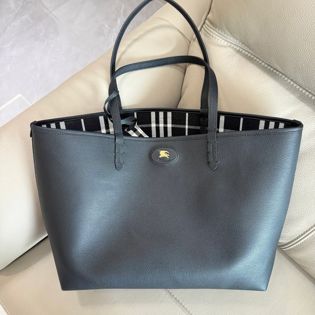 Special level Double-DualBloomsburyTotbag. It's made of a grain of calf skin., It's a work of art in Italy.. Reverse As Burberry Glyph cotton combing Fabulous., In a symbolic sammy.. From brand Bloomsbury Series, A stamp of metal-screwing cattle., From 1980The collection of the old brand bag, the case.. Attachable openable bag with buttons, Fits for small items. Dimensions37.5x17x30cmModel6061