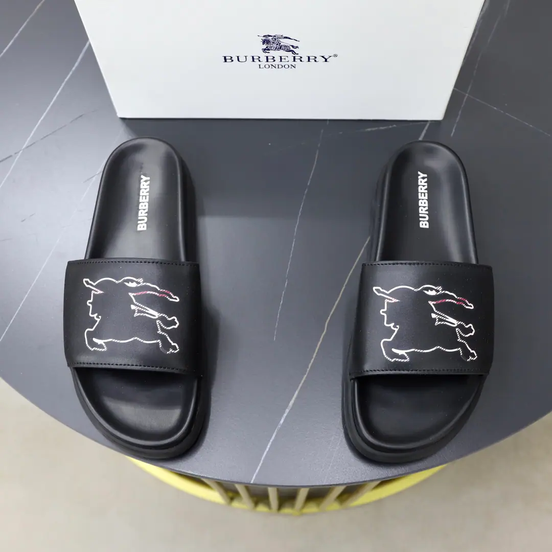 Get out of the factory. Burberry - Boboli slippers., Summer's new classic-cut slippers.Vintage The retro-gauge slippers. The twigs make comfort in wearing the experience. Shoe.: PVC %Heat-plastic polyurethane Shoes under the sole.: %Rubber Setup Design Sides are. Burberry Stereo-letter logo BurberryClassic-cut sandals. This classic pair of green sandals is from...Burberry (Bobley.). Design Details: Clipping, haymarketSquare Stripes, Show your toes., The side is marked with a pebbles brand., - Scalpel shoes. Size: 38-44（45Do it.）