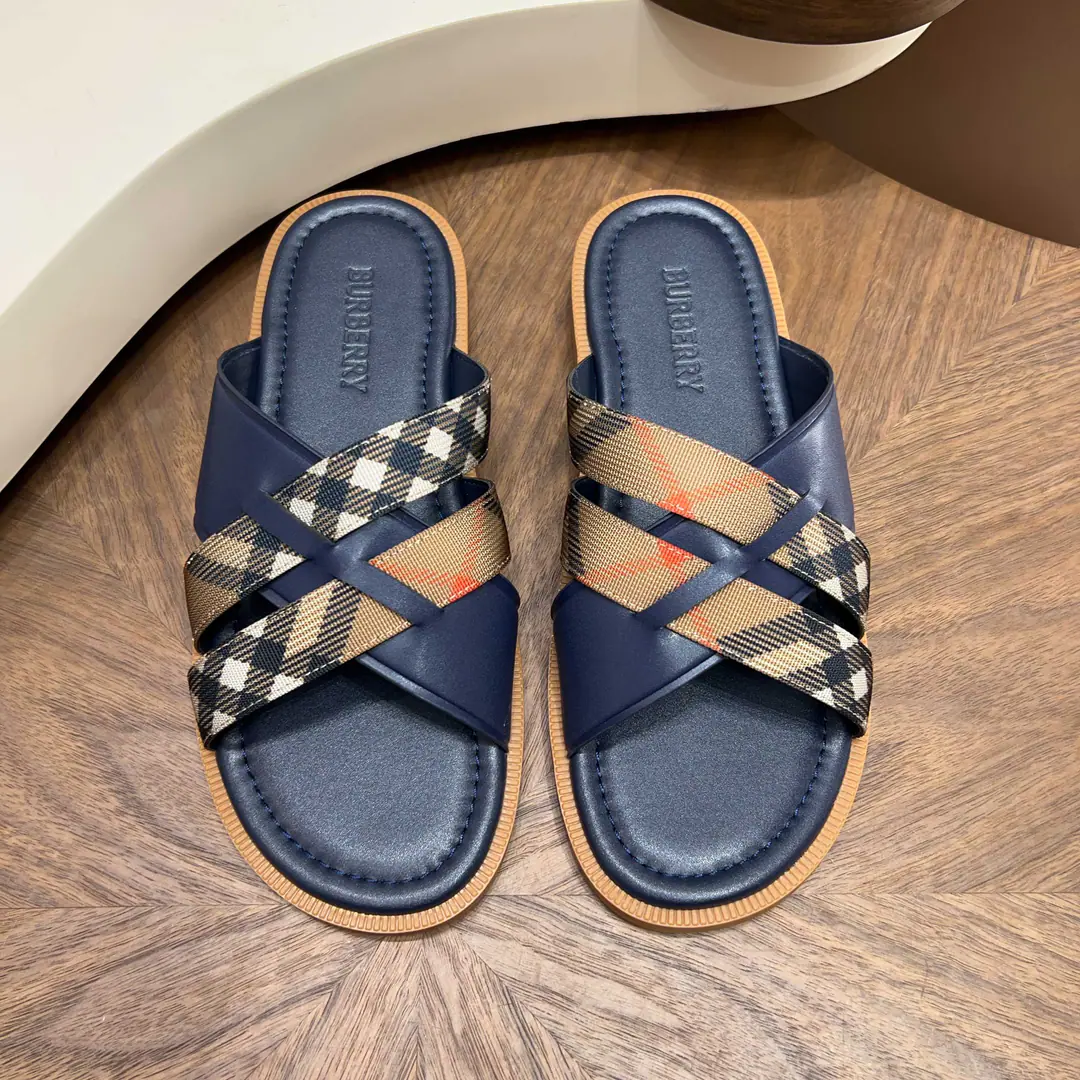 BurberryThe wind crosses with the sand. Dollar Head-decked cow skin.+MetalTBTitle, I'm so full of texture.✨ 39-44Handouts, 38/45/46Customable Multi-Current Optional, Summer shorts./Nice jeans. Comfortable, unspareable., I can wear it on a commute.